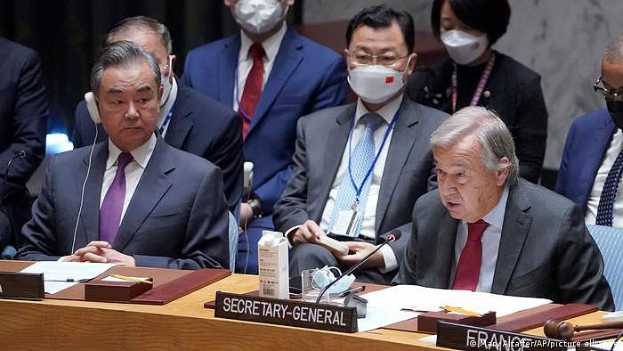 王毅在联合国大会上坐在秘书长古特雷斯旁边