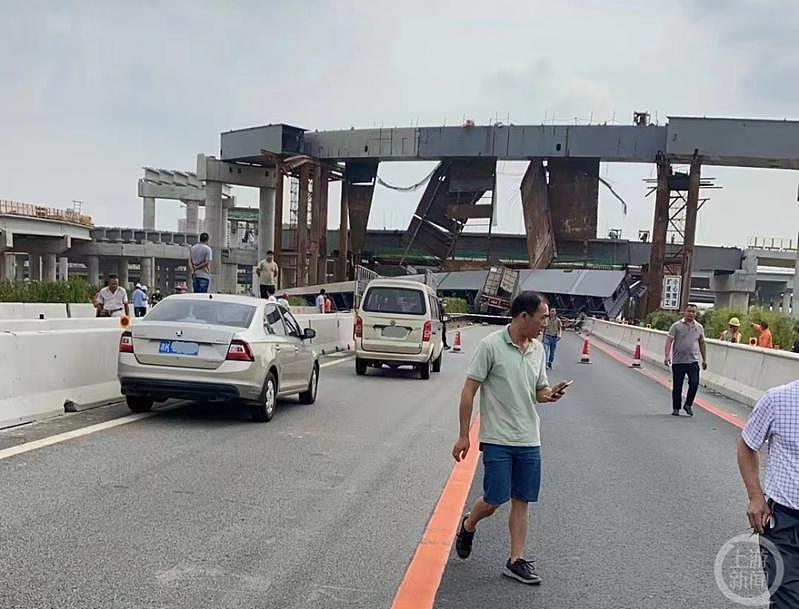 广东江门和中山交界处的中江高速公路，24日发生钢梁掉落事故，一辆货柜车的货柜被压扁，驾驶所幸没有受伤。 (取自上游新闻)