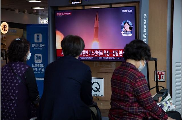人们在韩国首尔的一个车站观看新闻。韩国联合参谋本部称，朝鲜于9月25日向半岛东部海域发射了一枚疑似弹道导弹。