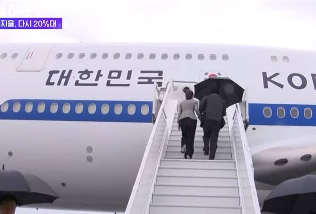 韩总统尹锡悦撑伞只遮自己的风雨，把妻子露在外面淋雨， 遭批「护妻人设崩溃」。 (图/ youtube)
