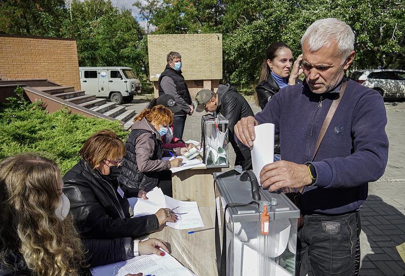俄罗斯近日在占领的乌克兰地区举行公投，竟出现选举工作人员在蒙面枪手陪同下敲门逼迫人们投票的情况，对此乌克兰总统泽伦斯基誓言要「解放整个国家」。 (欧新社)