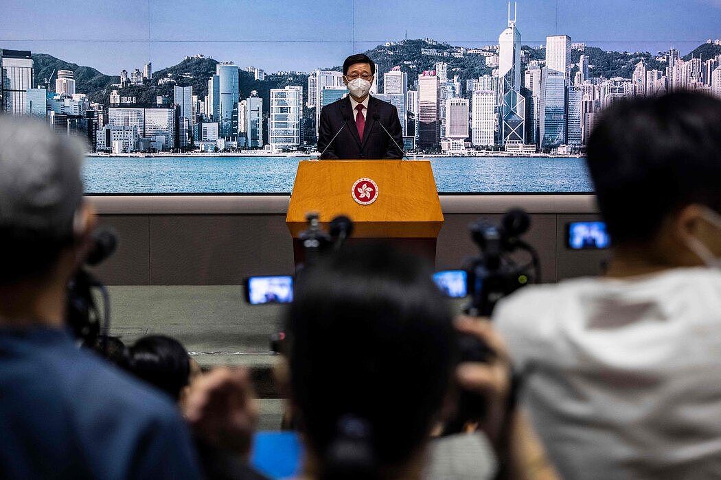 「我意识到，在我们需要控制新冠病毒传播的同时，我们也需要确保社会和经济活动能够最大限度地进行，」香港最高领导人李家超在上周说。
