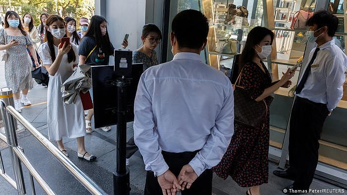 中国著名媒体人胡锡进罕见对中国防疫提出批评，图为北京一座办公大楼的保安正在检查员工的健康码。
