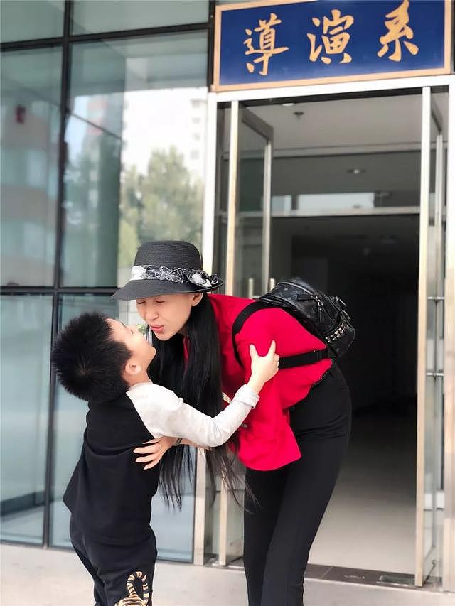 【情感】中国第一位盲人模特：曾因失明自杀，一个男人救了她，如今生了两个儿子幸福美满（组图） - 19