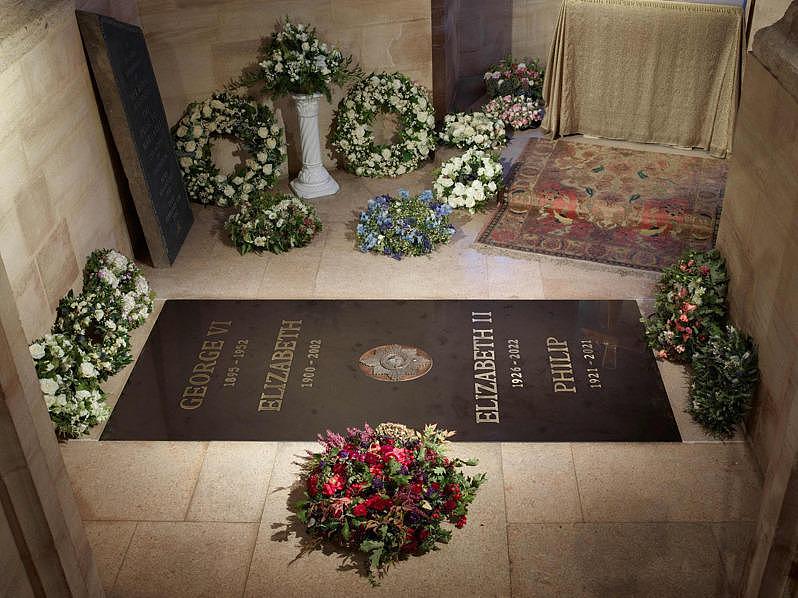 英国白金汉宫24日首次发布，女王伊丽莎白二世安葬于温莎堡乔治六世纪念礼拜堂内的墓碑照片。 （Getty Images）