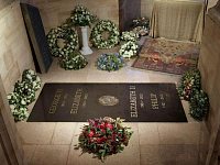 英女王墓碑照片首次曝光 与丈夫家人长眠（图）