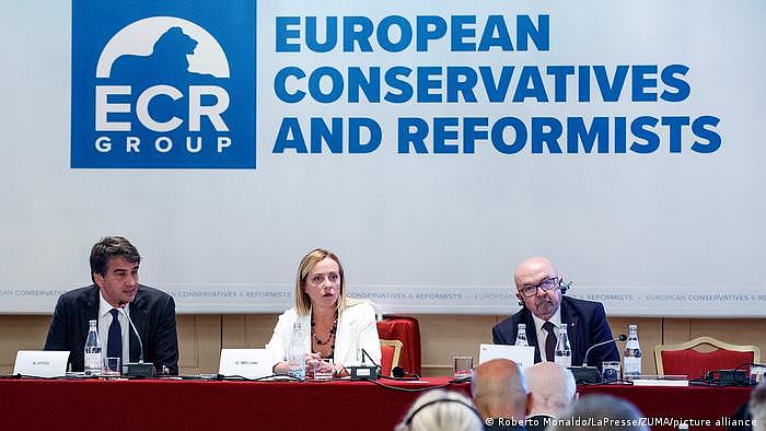 梅洛尼自2020年起担任欧洲议会右翼党团欧洲保守和改革党主席