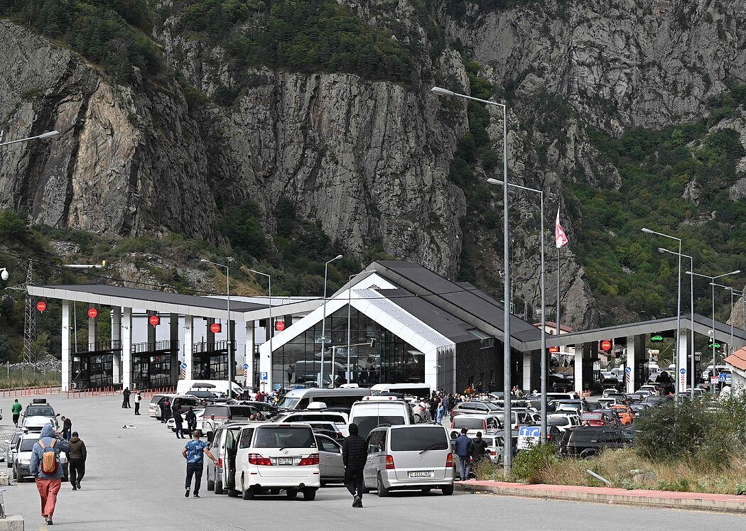 周日，格鲁吉亚与俄罗斯的边境检查站。据联邦海关总署称，边境有2500辆汽车。