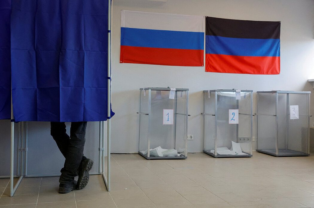 周六，乌克兰马里乌波尔的一个投票站，这是所谓的顿涅茨克人民共和国加入俄罗斯公投的第二天。