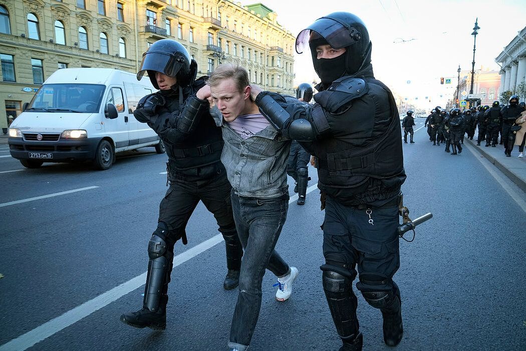 22日，在俄罗斯圣彼得堡，警察拘留了一名抗议动员的男子。