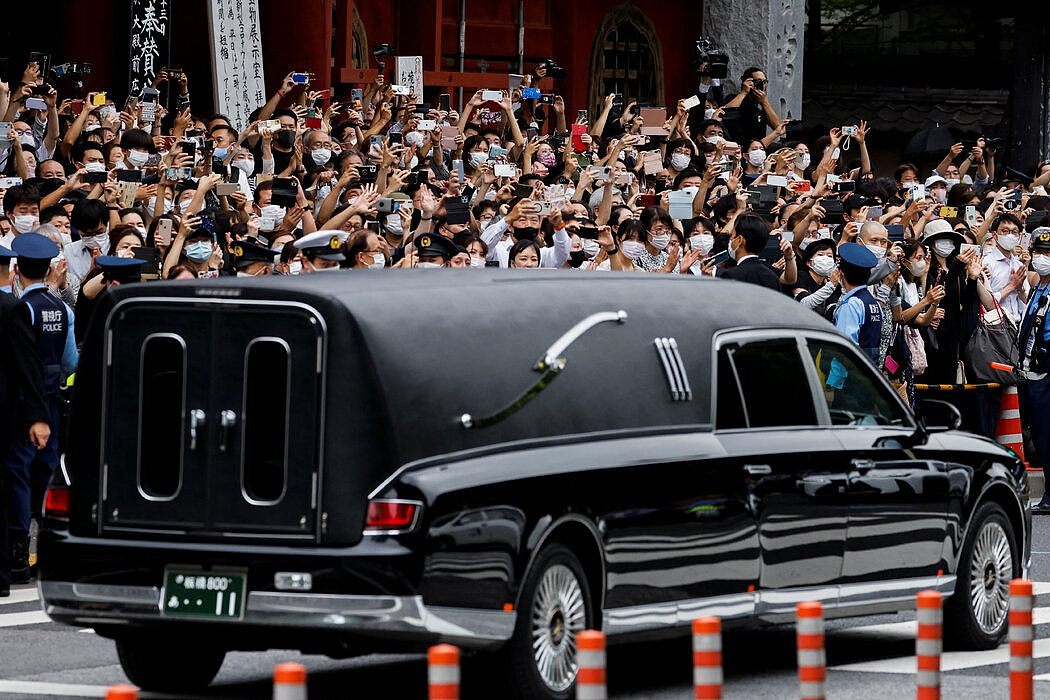 7月，在东京运送安倍晋三遗体的灵车。安倍之死现在仍在引发反响。