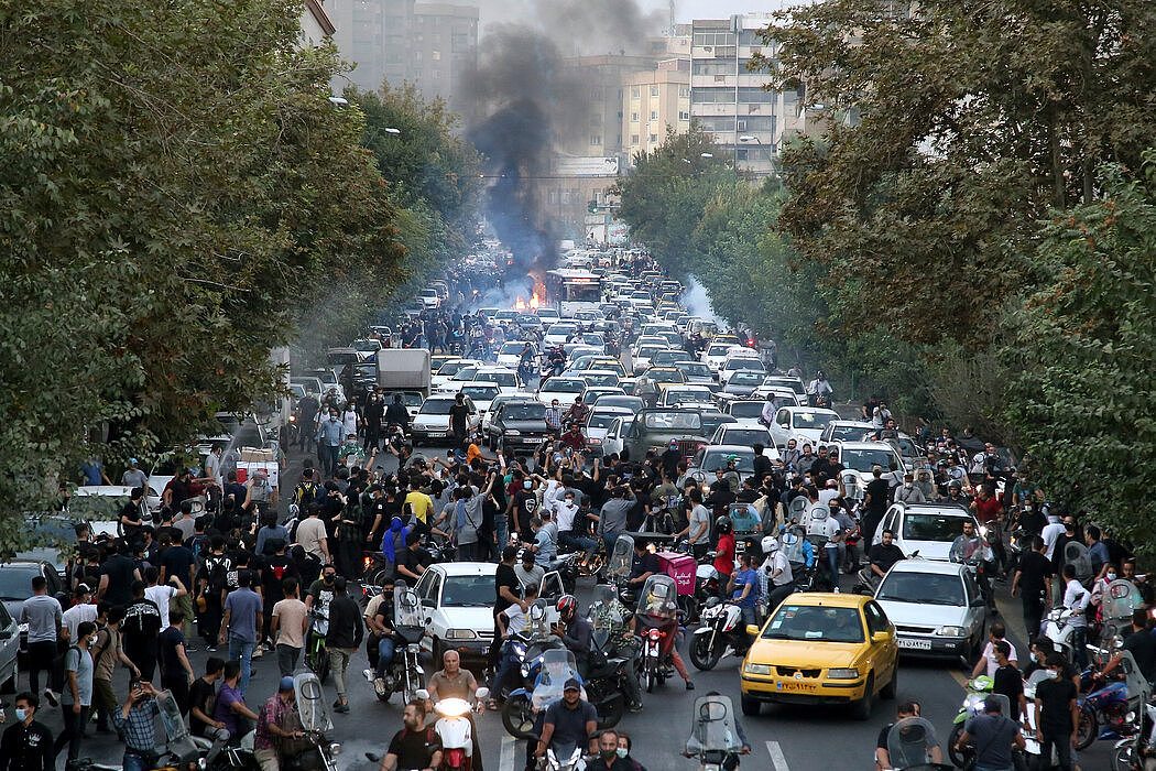 周三，德黑兰街头的抗议者。