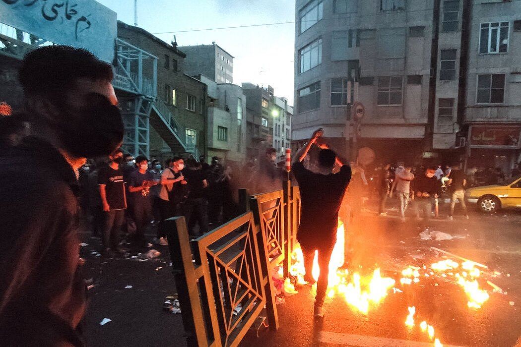 上周，德黑兰街头的示威者。