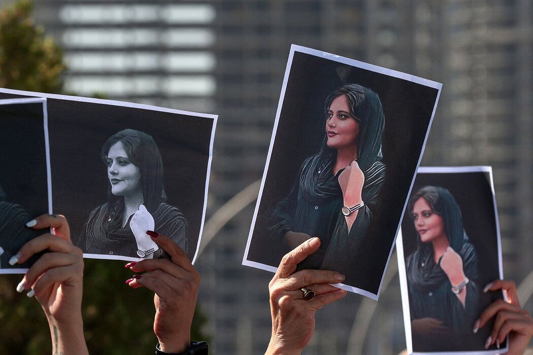 周六，在伊拉克库尔德斯坦地区埃尔比勒的一次抗议活动中，女性们举着玛莎·阿米尼的照片。
