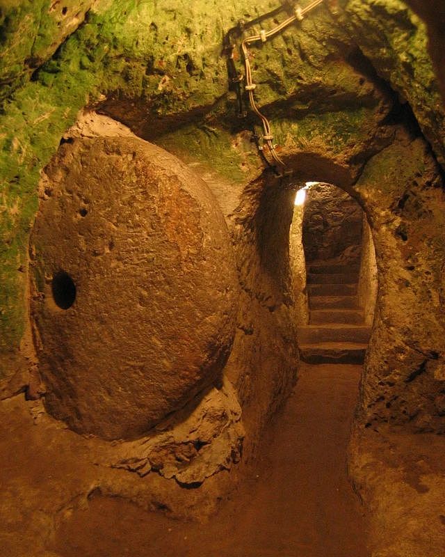 巨石可被用来关闭隧道 （Credit: Richard Beck/Getty Images）