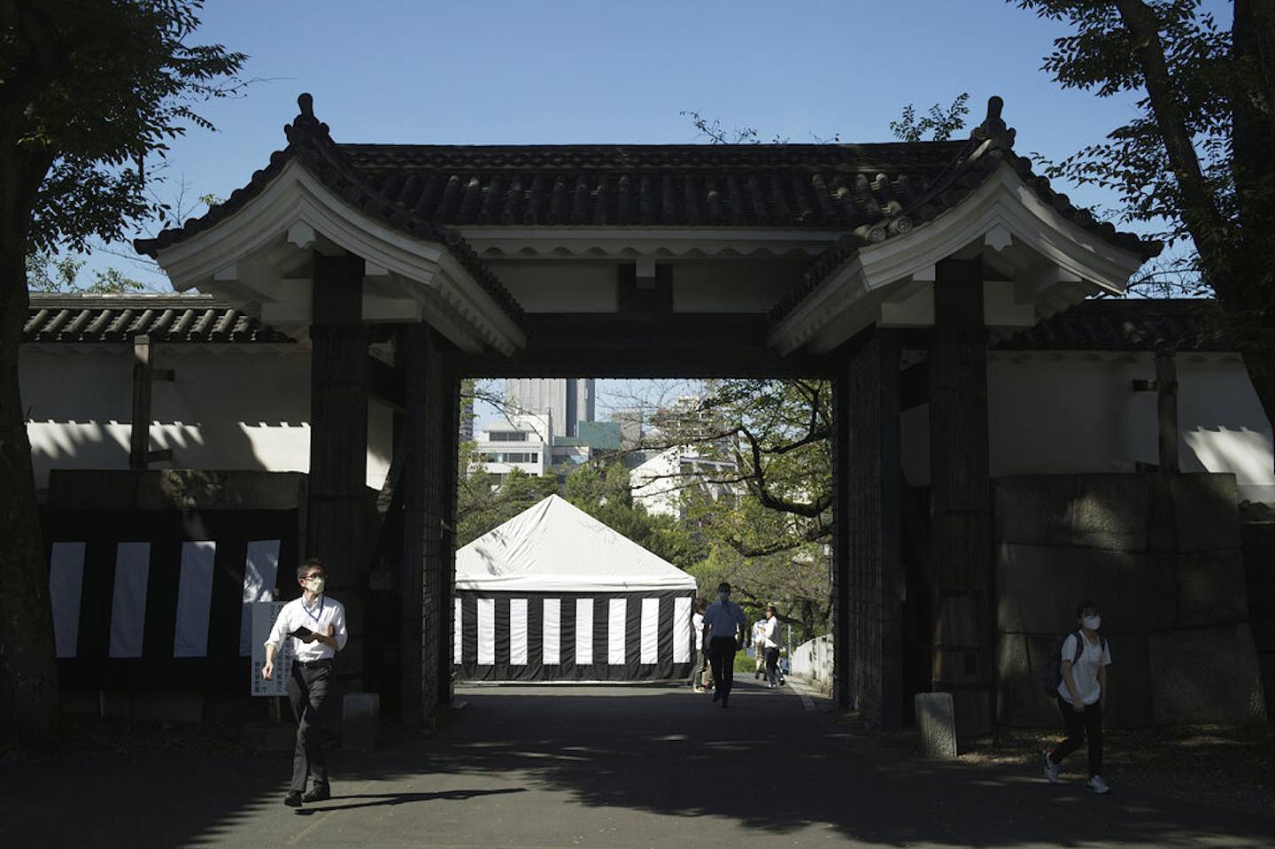 安倍國葬：日本東京巿內開始為盛大的國葬儀式準備，封銷建築物及街道。（AP）