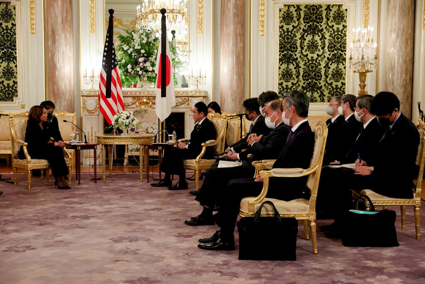 安倍國葬：9月26日，賀錦麗率領的美國弔唁團已抵達日本，與日本首相岸田文雄會面。（AP）