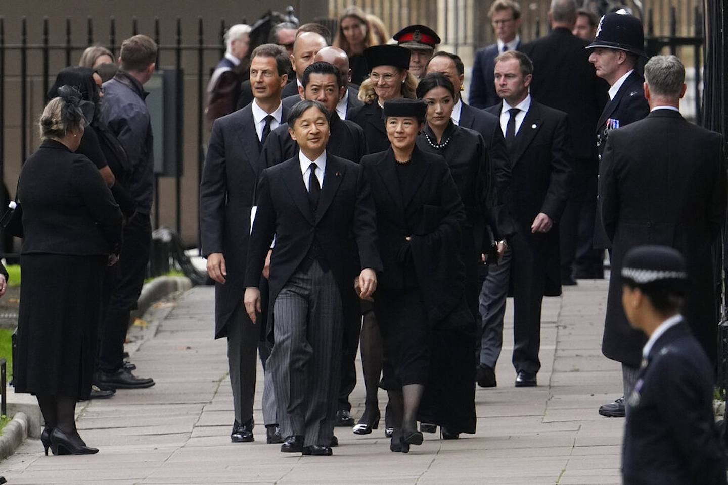 日皇德仁與皇后雅子到倫敦出席英女王國葬，跟多國王室成員同行。（AP）