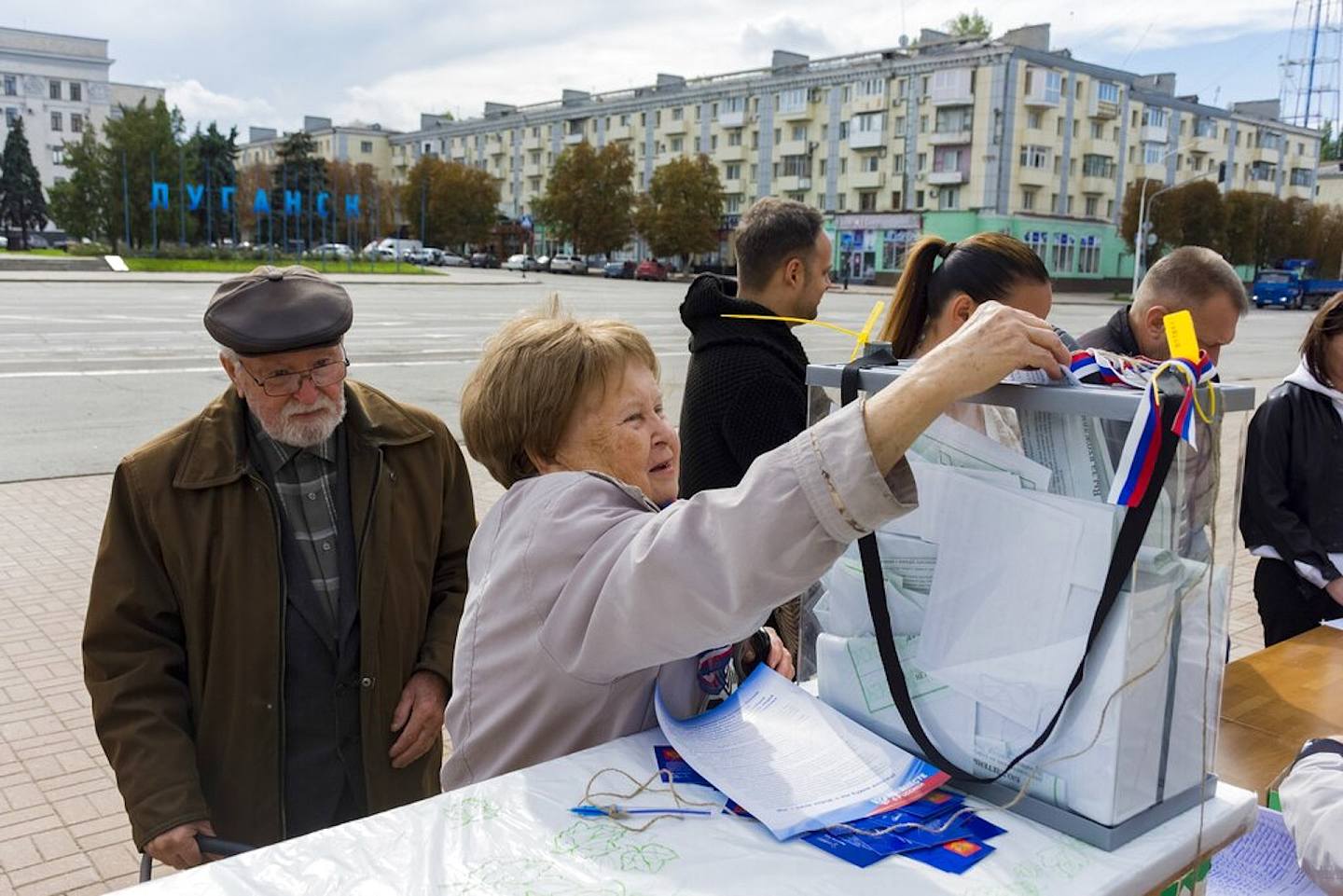 烏克蘭局勢：圖為2022年4月24日，一名婦人在烏克蘭俄控地區盧甘斯克市舉行的入俄公投投票。（AP）
