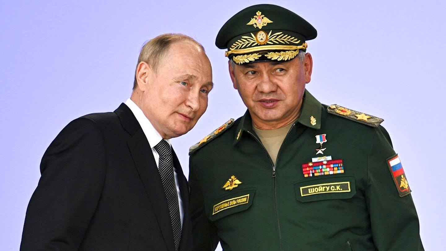 圖為2022年8月15日，俄羅斯總統普京（左）及國防部長紹伊官在莫斯科市郊出席一個陸軍論壇的開幕禮。（AP）