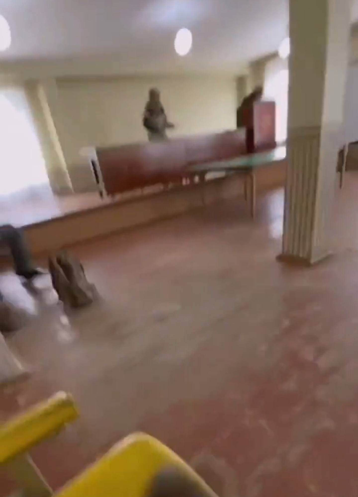 俄羅斯開槍案：現場疑為俄羅斯伊爾庫茨克州（Irkutsk）一個徵兵辦公室內（影片截圖）
