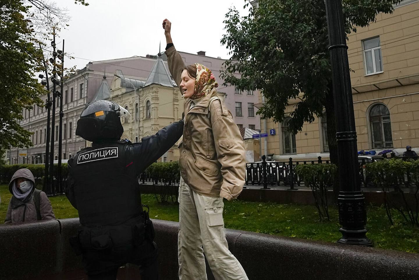 俄羅斯頒布動員令後，該國多地出現反徵兵示威，圖為俄羅斯警察9月24日拘捕一名示威者（AP）