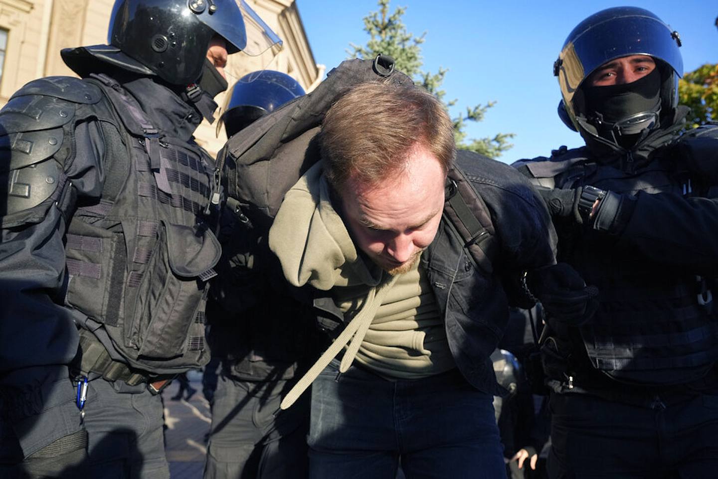俄羅斯頒布動員令後，該國多地出現反徵兵示威，圖為俄羅斯警察9月24日拘捕一名示威者（AP）