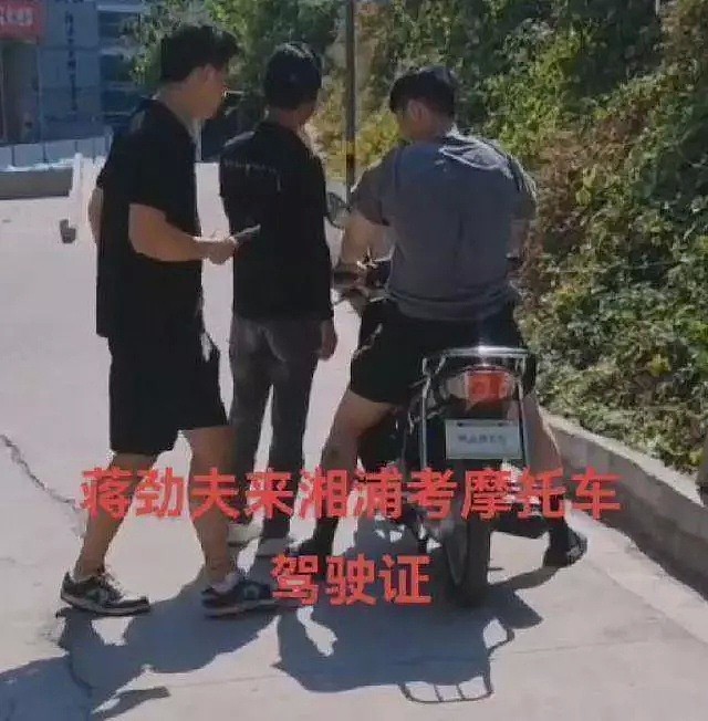 蒋劲夫喝下午茶被偶遇，打扮时尚模样帅气，瞪眼看偷拍者吓坏网友（组图） - 11