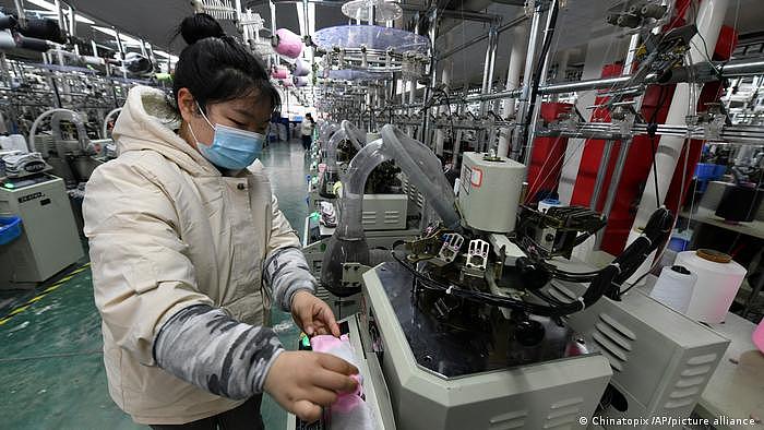 中国经济下滑还可能会拖累与邻国的贸易，图为中国安徽的一家工厂（资料照）