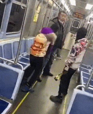 亚裔男子在芝加哥地铁上遭两名黑人抢劫殴打，血流一地（组图） - 1