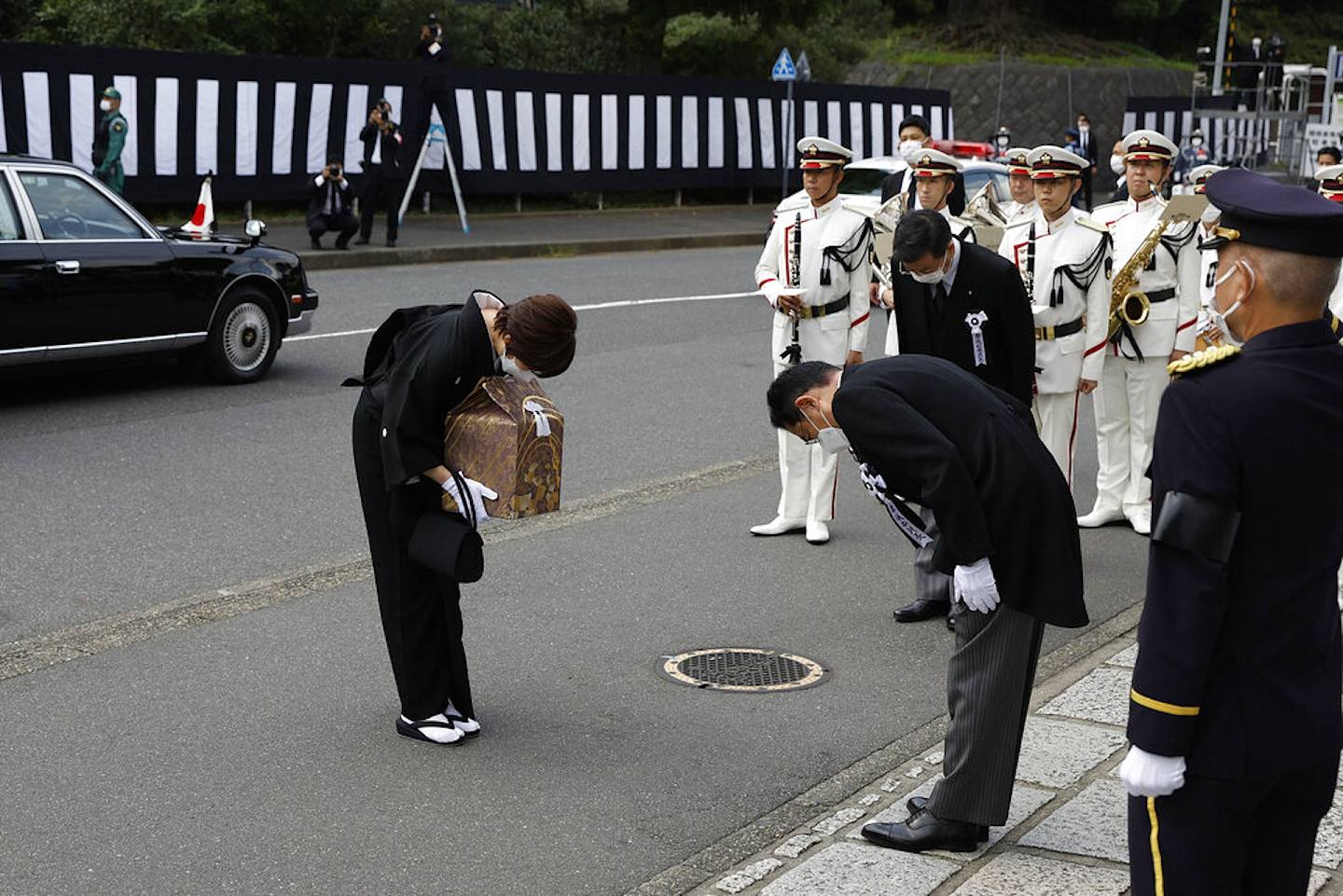 日本首相岸田文雄在日本武道館外迎接手捧安倍晉三骨灰的安倍昭惠。（AP）