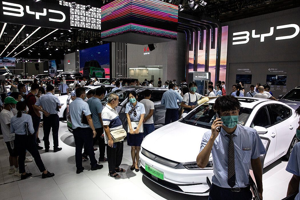中国最大的电动汽车制造商比亚迪在中国武汉的车展上展示自己的产品，摄于今年7月。
