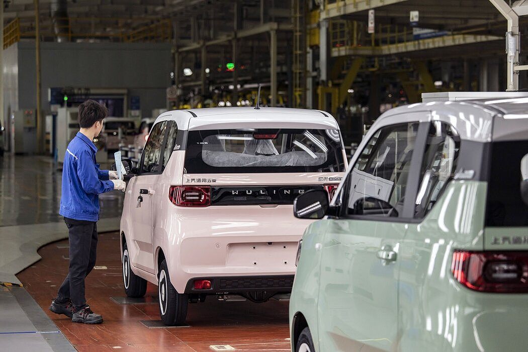 柳州的五菱宏光Mini电动汽车制造厂。这款售价约三万元的四座掀背车是2021年中国最畅销的电动汽车。