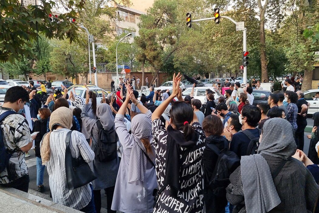 如图中上周发生在德黑兰的一次抗议一样，女性一直站在这些示威的最前沿，反抗戴头巾的命令。