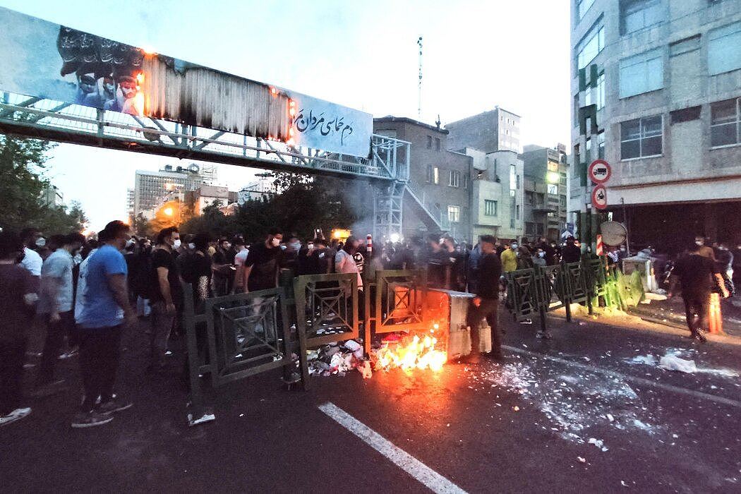 上周，伊朗的抗议者无视警方的镇压，封堵道路并点燃火堆。