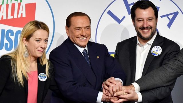 意大利兄弟党党魁梅洛尼、意大利力量党首脑贝卢斯科尼、北方联盟领袖萨尔维尼 2018年3月1日抵达罗马阿德里亚诺体育场时摆姿势合影