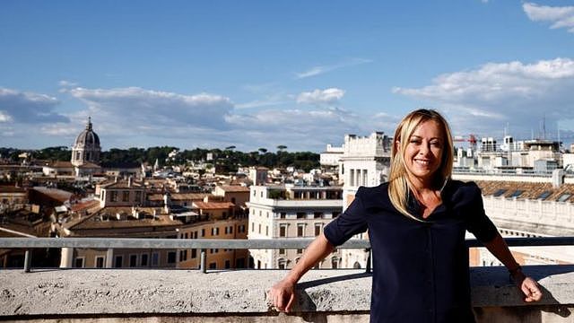 梅洛尼（Giorgia Meloni），45岁，是极右翼政党“意大利兄弟党”的党魁。图为8月24日在罗马接受路透社采访后站在阳台上