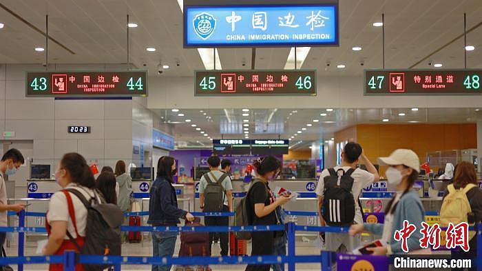 中国国庆多地倡导就地过节，国际航班均价大涨（图） - 2