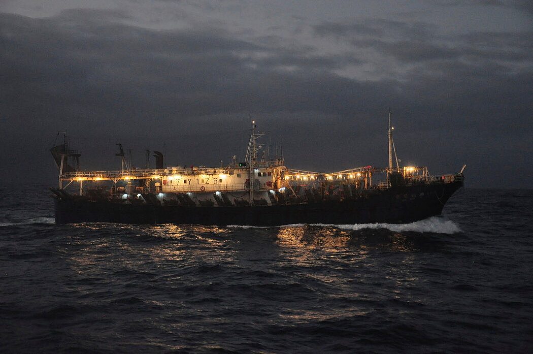 去年，加拉帕戈斯群岛附近一艘捕捞鱿鱼的中国渔船。