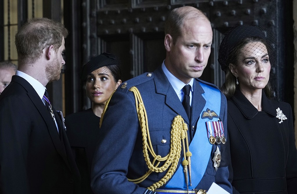 威尔斯亲王夫妇威廉（右二）和凯特（右），以及萨塞克斯公爵夫妇哈利（左二）与梅根（左二）9月14日在伦敦西敏厅（Westminster Hall）向已故的女王致敬后，准备离开的神情。 （路透）