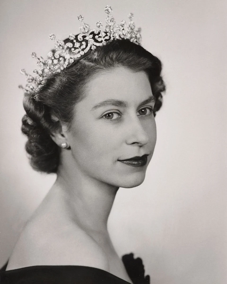 英国王室贴出女王1952年登基时的肖像，宣布哀悼期结束。 （翻摄The Royal Family脸书）