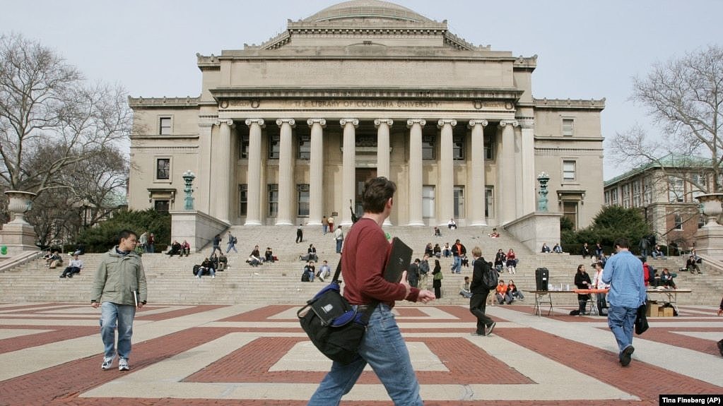 资料照片：2005年3月31日，人们走在美国纽约哥伦比亚大学的校园里。