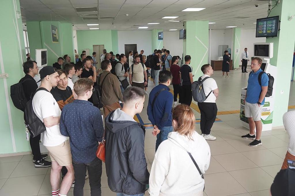 哈萨克最大城阿拉木图，一群俄罗斯人在公共服务中心排队等候暂居证明。 (图/美联社)