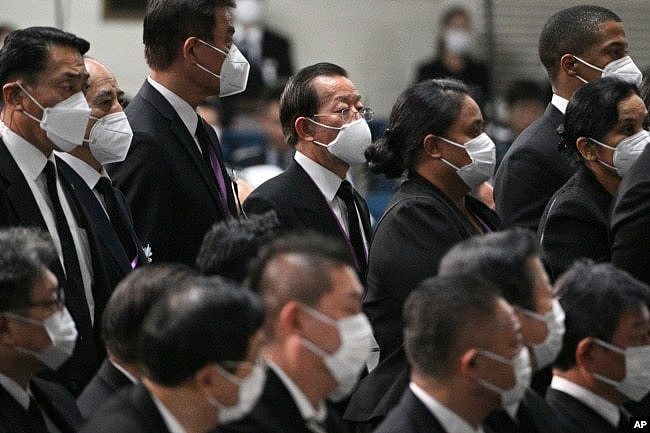 台湾驻日代表、前台湾行政院长谢长廷（中上）在东京参加日本前首相安倍晋三的国葬仪式。(2022年9月27日)