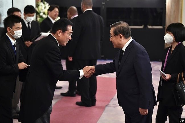 日本首相岸田文雄欢迎中国全国政协副主席万钢在东京参加日本前首相安倍晋三的国葬仪式。（2022年9月27日）