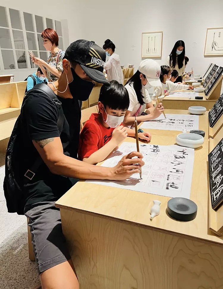 吴尊陪孩子写毛笔字，带他们学习中国文化，姐弟俩已在上海留学（组图） - 7