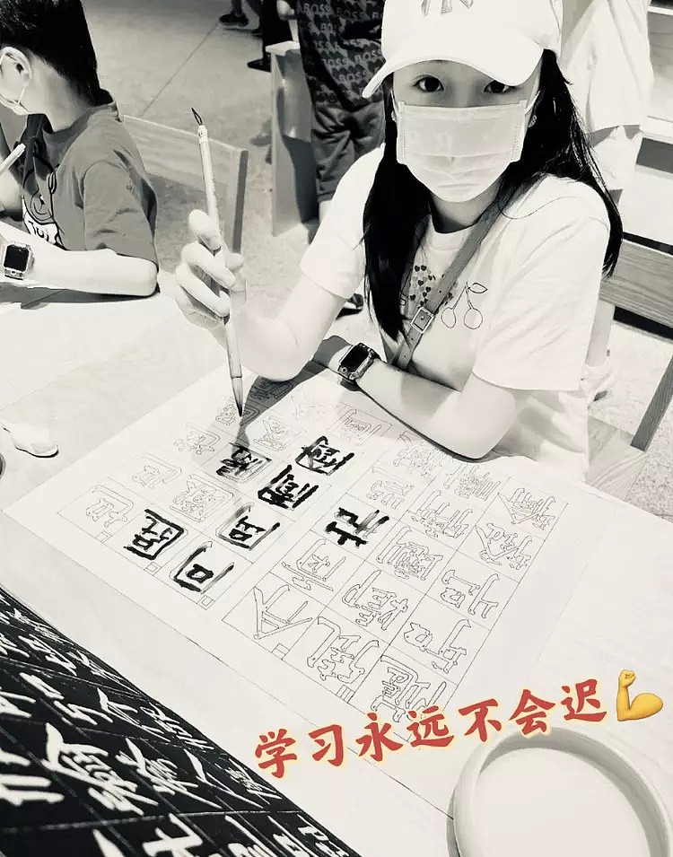 吴尊陪孩子写毛笔字，带他们学习中国文化，姐弟俩已在上海留学（组图） - 6