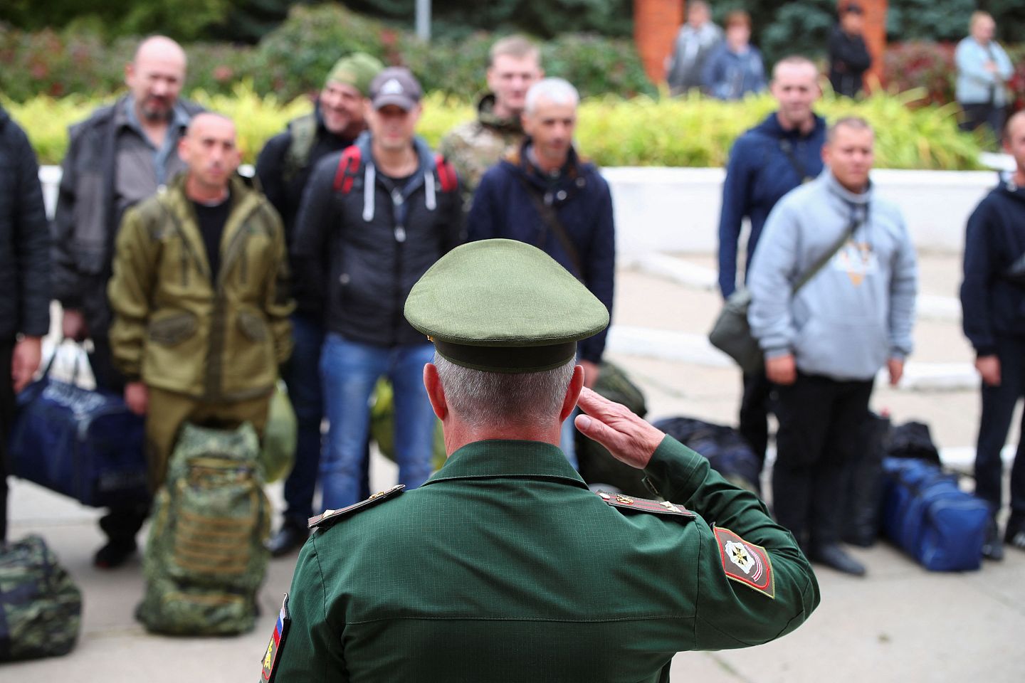 俄罗斯南部伏尔加格勒州（Volgograd）一处军事动员集合站28日聚集一群役男，准备前往训练中心。 路透社