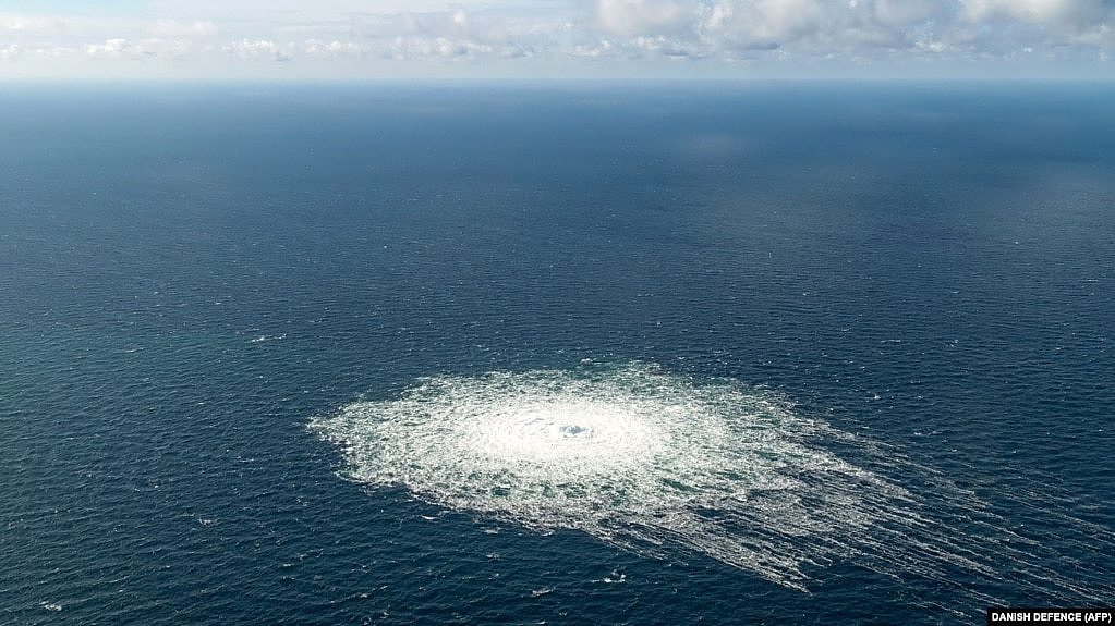 丹麦军方发布照片显示，丹麦波罗的海博恩霍尔姆岛海域的北溪二号管道天然气出现泄露。（2022年9月27日）
