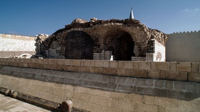 布沙尔在凯特贝城堡的防御工事上发现了罗塞塔石碑，其历史可以追溯到15世纪